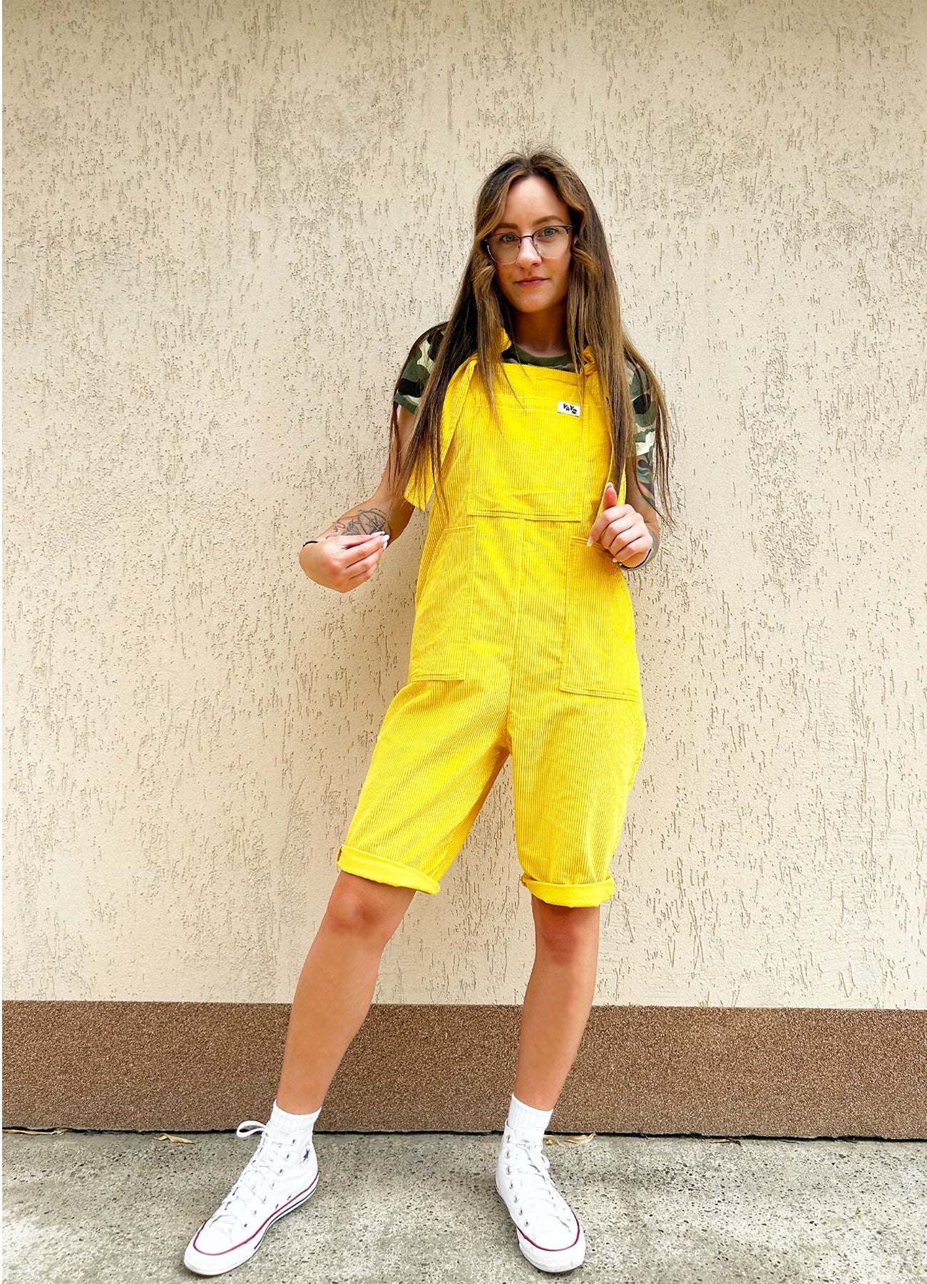 YAYS PRIMO Shorts: Unisex-Latzhose aus Cord-Baumwolle - Sunshine Yellow