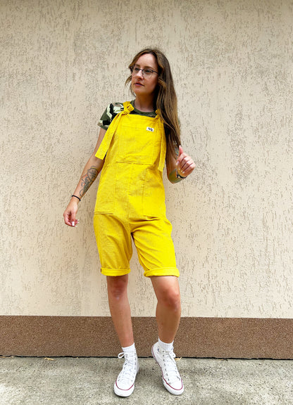 YAYS PRIMO Shorts: Unisex-Latzhose aus Cord-Baumwolle - Sunshine Yellow